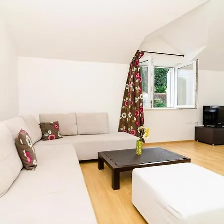 Nikola Appartement *