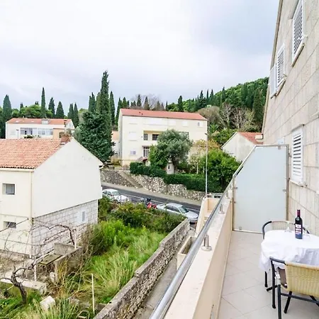 Nikola Apartment